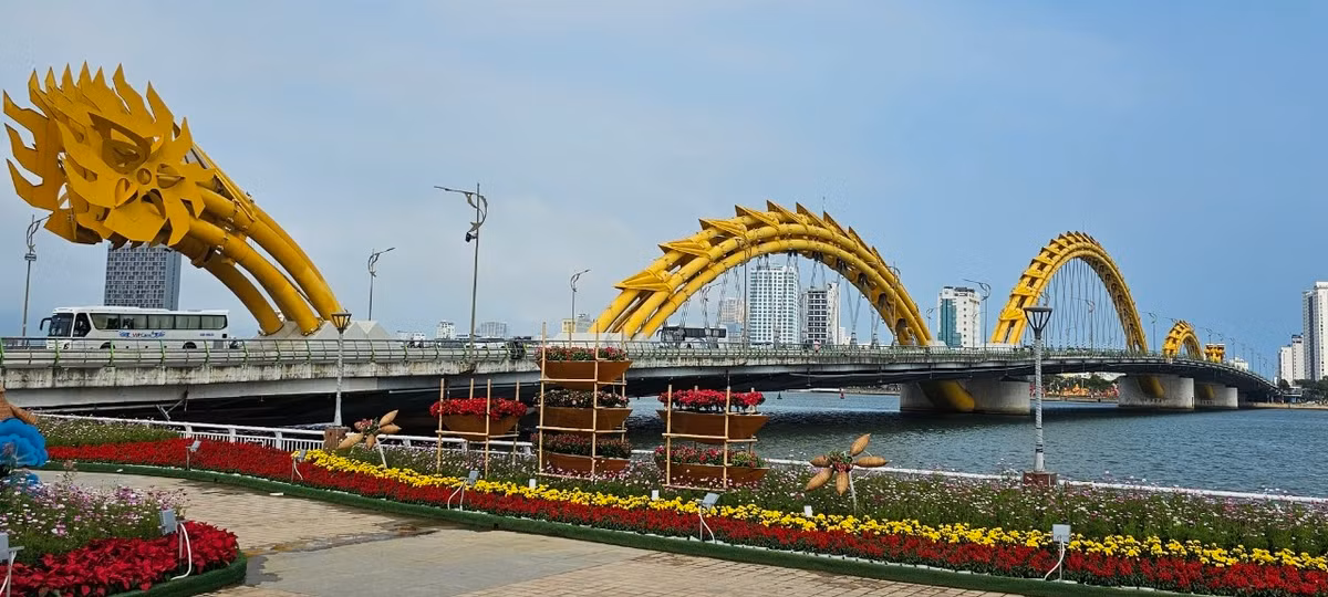 Thiết kế của cầu Rồng đã được Hiệp hội Cầu đường thế giới công nhận là một trong những công trình có kiến trúc độc đáo, mới lạ.