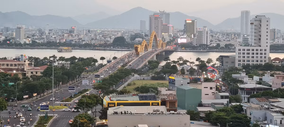 Không chỉ là tuyến đường ngắn nhất, nối liền sân bay quốc tế Đà Nẵng với các khu du lịch cao cấp ven biển Sơn Trà- Điện Ngọc, cầu Rồng còn đóng vai trò quan trọng trong chiến lược phát triển và hoàn thiện hạ tầng giao thông đô thị của thành phố Đà Nẵng.