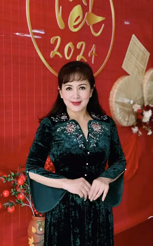 Trong lần trở lại phim ảnh cách đây vài năm, NSND Minh Hòa tiết lộ: "Tôi chưa bao giờ tan vỡ hôn nhân, đó chỉ là tin đồn. Cuộc sống của tôi vẫn bình lặng. Chỉ có điều, hai vợ chồng làm hai công việc khác nhau nên đòi hỏi nhà lúc nào cũng đầy ắp tiếng cười thì rất khó. Còn chuyện giận nhau, có lúc không hiểu nhau nhà nào cũng có, tránh sao được". Chị cũng hé mở chồng chị làm giảng viên, còn con trai sau khi đi du học ở Úc đã trở lại Việt Nam làm việc. Chị cảm thấy hài lòng với cuộc sống hiện tại.