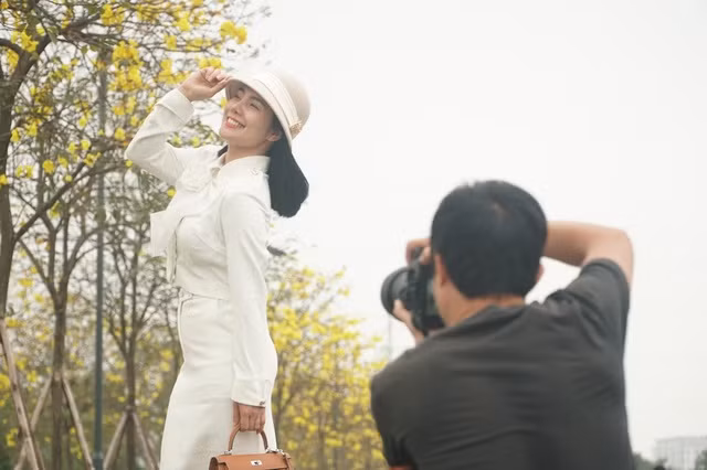 Nhiều người thuê cả các nhiếp ảnh gia để chụp ảnh, tạo dáng bên hàng hoa Phong Linh đang rực rỡ sắc Xuân.