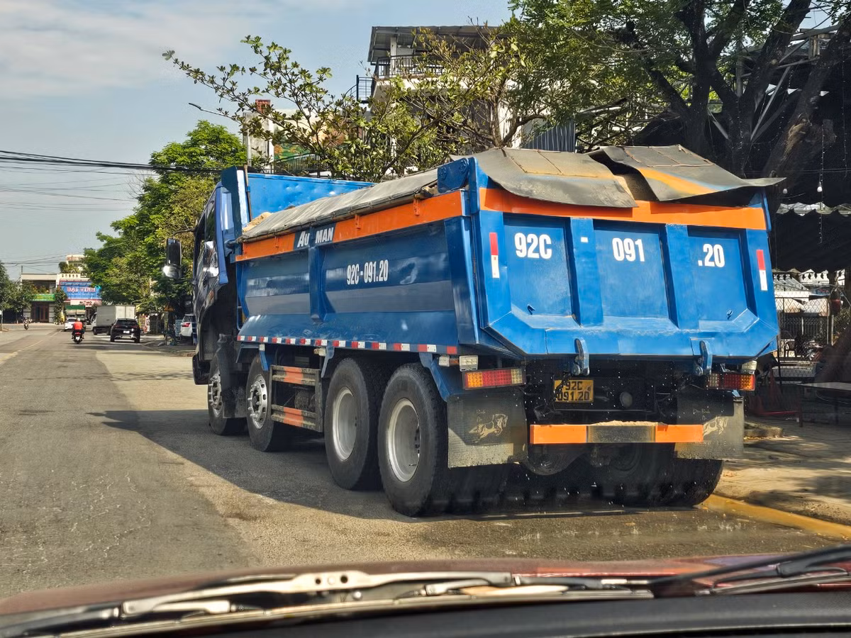 Chị H.A.N bức xúc nói: “Mỗi lần đi trên khu vực này, chúng tôi thấy không yên tâm bởi lưu lượng xe trọng tải lớn nối đuôi nhau chạy, chảy nước kéo theo cát ước xuống đường, làm ảnh hưởng đến người tham gia giao thông, gây mất an toàn giao thông trên tuyến đường ĐT 609”.