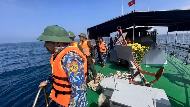 Nhận tin báo, lực lượng cứu hộ đã triển khai phương án tìm kiếm, ứng cứu ngư dân.