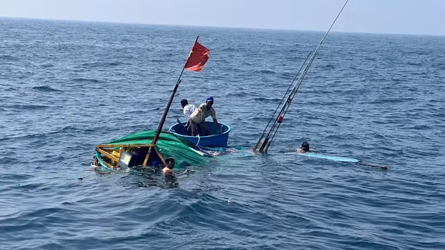 Sau nhiều giờ tìm kiếm, lực lượng cứu hộ đã vớt được 7 ngư dân, 2 người còn mất tích.
