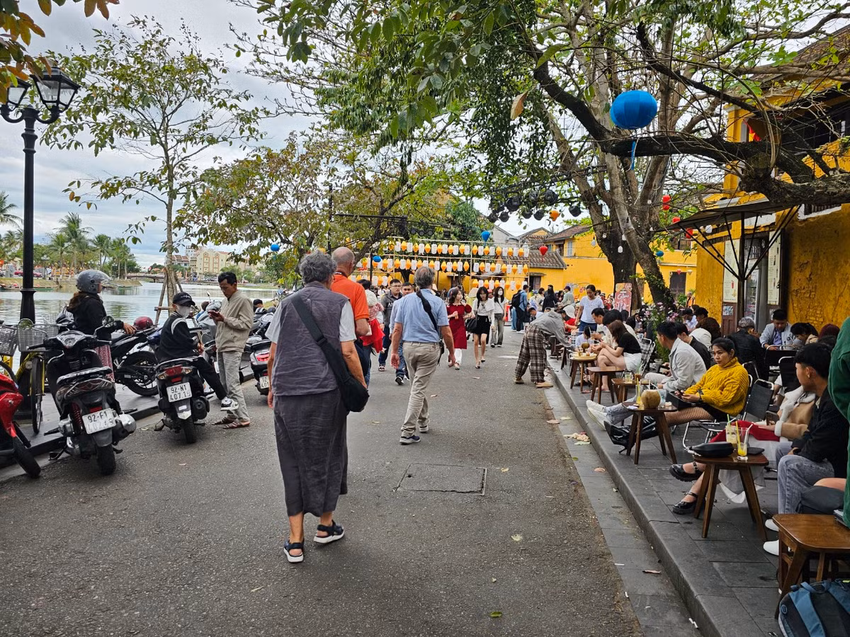 Các tuyến phố đi bộ, khu vực Chùa Cầu,... đông kín người.