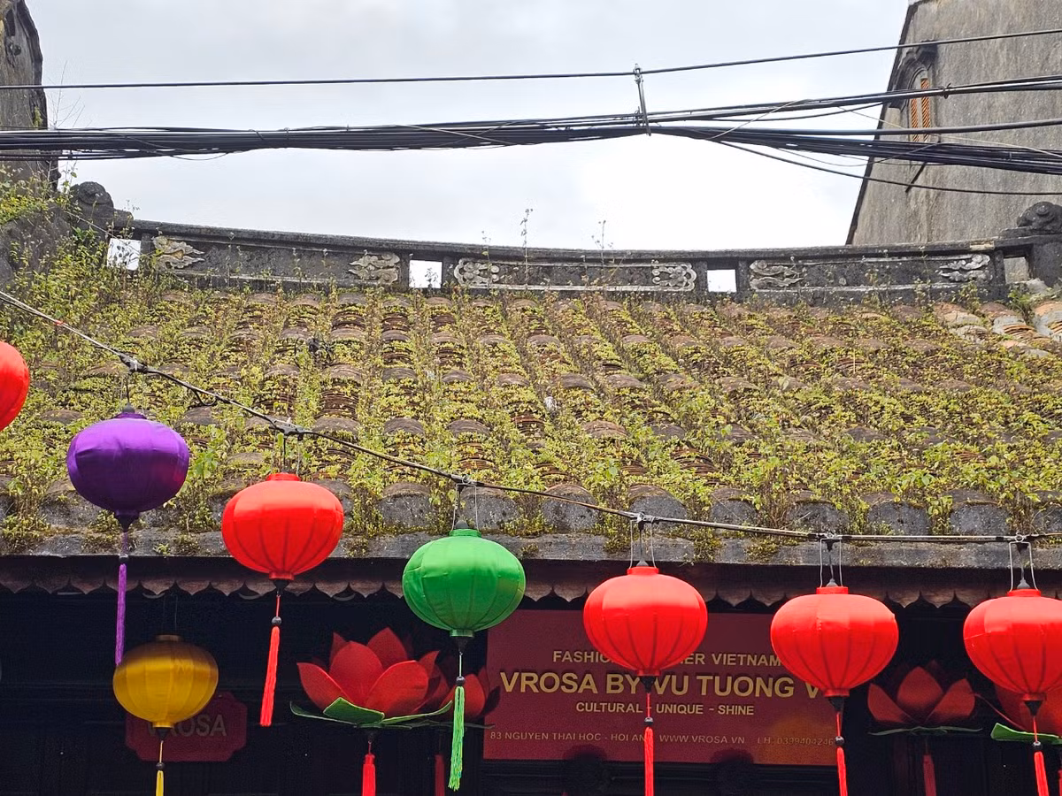 Sức hấp dẫn của Hội An xuất phát từ những kiến trúc cổ, những nhà mái ngói rêu phong, những con phố đèn lồng đầy màu sắc...