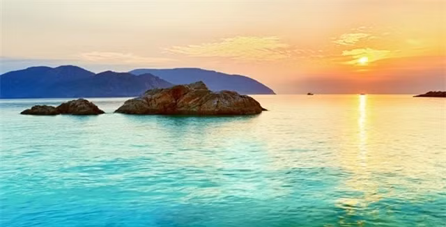 Côn Sơn còn có tên gọi khác là Côn Lôn, Phú Hải, là đảo lớn nhất trong quần đảo Côn Đảo. Diện tích của đảo là hươn 51 km2.