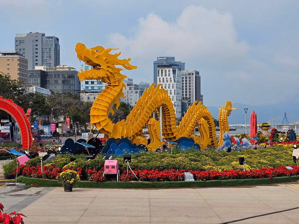 Xuyên suốt các điểm trang trí trên đường hoa Tết Đà Nẵng là hình ảnh cách điệu linh vật rồng - linh vật của năm 2024.