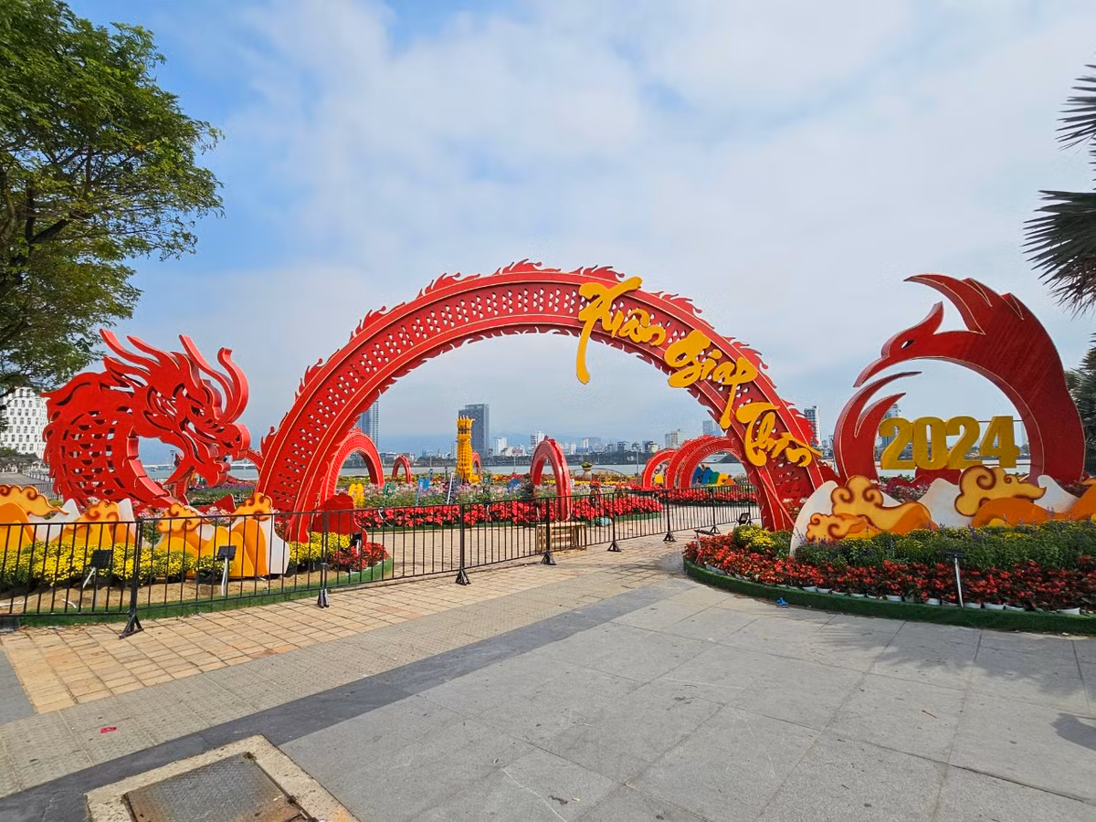 15 vị trí trang trí hoa phục vụ người dân và du khách vui chơi, thưởng lãm, check-in dịp Tết Giáp Thìn 2024 nằm trên các tuyến đường Bạch Đằng, 2/9, Trần Hưng Đạo, khu vực cầu Rồng, cầu sông Hàn...