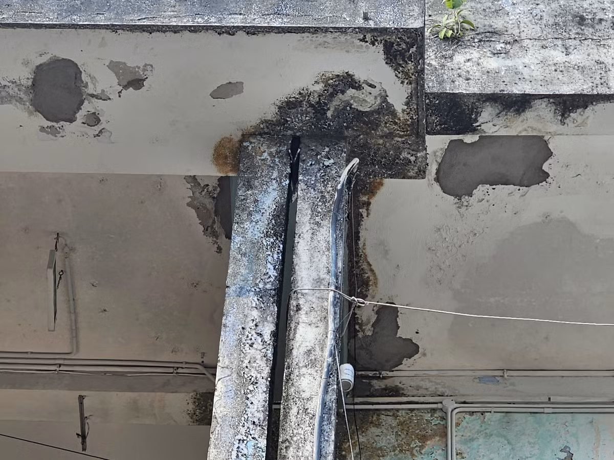 Các trụ bê tông đã mục nát, tiềm ẩn nhiều nguy cơ mất an toàn.