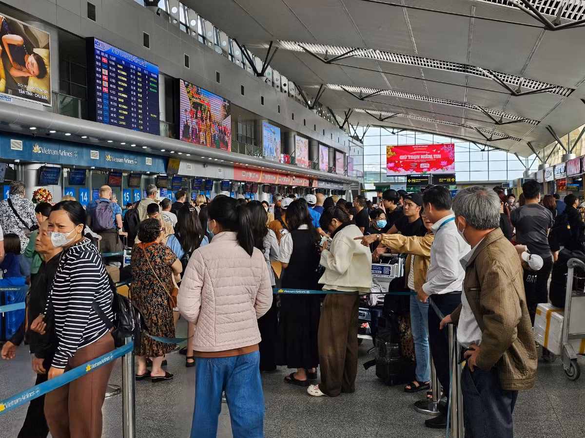  Sân bay Đà Nẵng sáng 14/2 (mùng 5 Tết Nguyên đán Giáp Thìn) đông kín hành khách tại khu vực làm thủ tục lên máy bay.