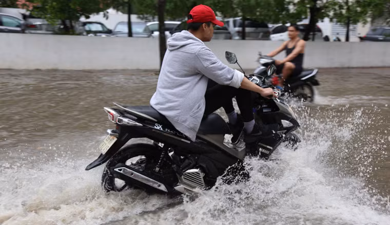 Người dân bì bõm lội nước...