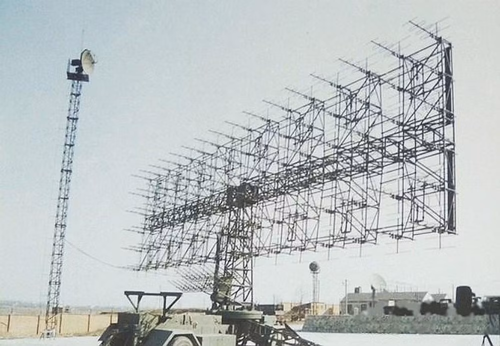 Ngoài ra, có thông tin cho biết Trung Quốc còn triển khai một chương trình phát triển các loại radar giám sát trên không 3D mạng pha lớn. Những tổ hợp radar này có thể sẽ tạo ra vùng bao quát 400 - 500 km đối với máy bay bay trên đường chân trời radar. Theo Tập đoàn công nghệ điện tử Trung Quốc, những tổ hợp này có khả năng phát hiện máy bay có dấu hiệu bộc lộ thấp như F-22 Raptor và F-35 Lightning II Joint Strike Fighter.