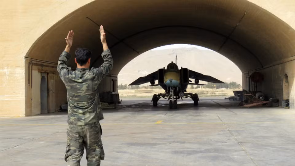 Khi Thổ Nhĩ Kỳ đưa quân đội trực tiếp can dự vào lãnh thổ Syria vào tháng 2 năm nay, diễn biến chiến trường dường như không tồi tệ như Thổ Nhĩ Kỳ tưởng tượng. Lực lượng không quân Syria dù trong thế “sức cùng, lực kiệt” nhưng vẫn tổ chức vụ không kích vào vị trí đóng quân của Quân đội Thổ, làm 33 lính thiệt mạng, hơn 30 người khác bị thương, gây sốc cho phía Thổ Nhĩ Kỳ.