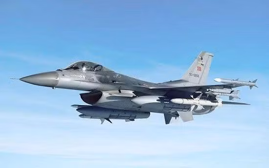 Điều đáng ngạc nhiên nhất về trận chiến trên không này là Không quân Thổ Nhĩ Kỳ lần đầu tiên sử dụng chiến thuật “dẫn đường – chỉ huy trên không”, bằng cách máy bay chiến đấu không bật radar của chính nó và sử dụng cung cấp dữ liệu mục tiêu từ bên ngoài, để dẫn đường cho tên lửa.