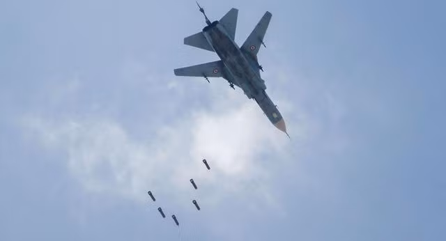 Sau khi thỏa mãn điều kiện, tên lửa tiến công ngoài tầm nhìn AIM-120C trên F-16 đã được phóng; lúc này máy bay tấn công Su-24 luôn bị máy bay cảnh báo sớm E-737 bám sát, sẵn sàng cung cấp dữ liệu để F-16 phóng loạt tên lửa tiếp theo nếu tên lửa đầu không đánh trúng mục tiêu.