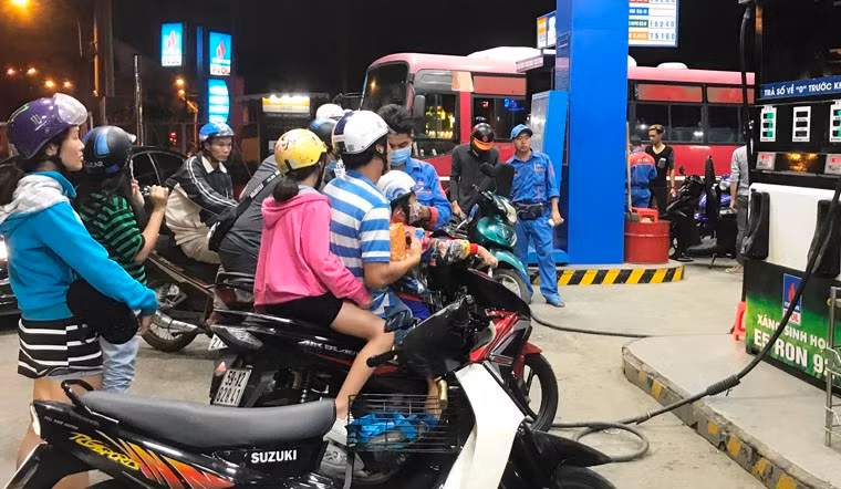 "Chúng tôi nghe nhân viên cửa hàng giới thiệu xăng E5 thân thiện với môi trường. Đó cũng là chuyện quan trọng. Tuy nhiên, loại xăng này có "thân thiện" với chính chiếc xe của người dân không mới là điều quan trọng nhất", một khách hàng chia sẻ.