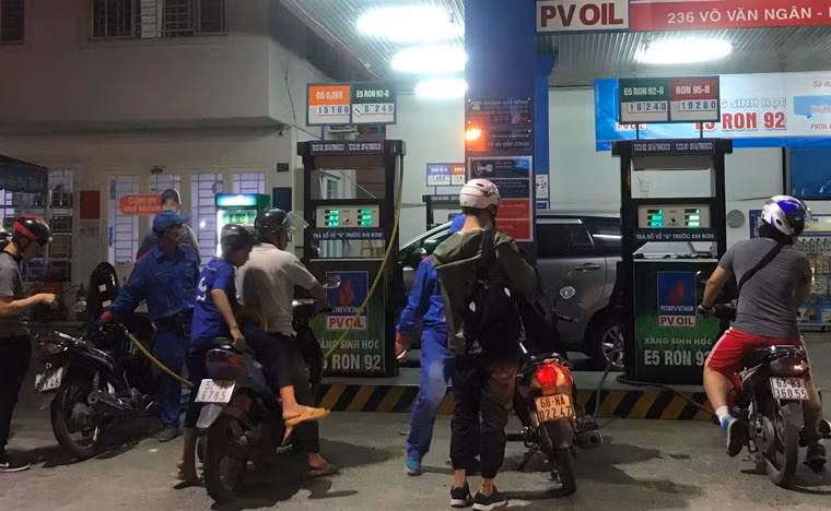 Một số chuyên gia khác đưa ra khuyến cáo, xăng E5 khi bị lẫn vài giọt nước, động cơ sẽ chết máy ngay lập tức. Nếu để nước vào bình xăng quá nhiều, nước hòa vào xăng E5 sẽ làm cháy động cơ. Vì vậy, người sử dụng xăng E5 cần phải chú ý trong việc bảo quản bình xăng. Một khuyến cáo khác là không nên dùng xăng E5 cho xe ít di chuyển.