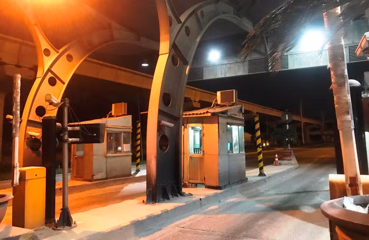 Trạm thu phí Xa lộ Hà Nội đã chính thức tạm dừng thu phí từ 0h ngày 1/1/2018.