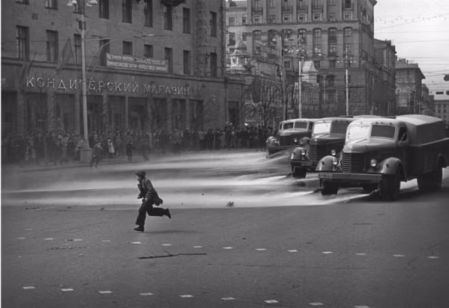 Những chiếc xe phun nước trên đường phố Liên Xô hồi năm 1957.