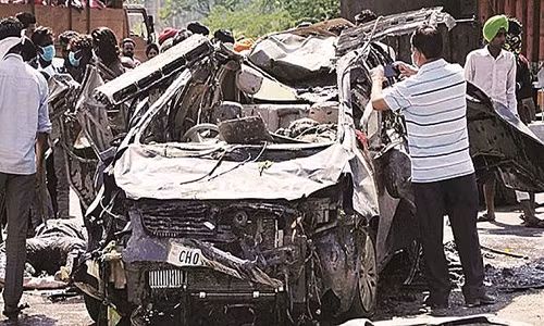 An Do: Xe buyt lao xuong hem nui, 44 nguoi thuong vong