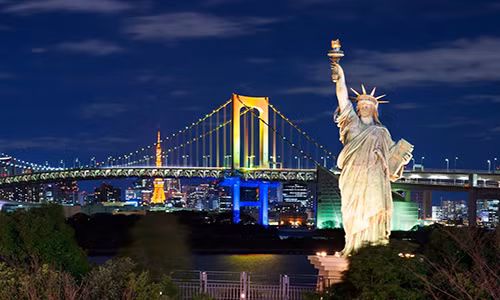 Nhật Bản cũng là đất nước có nhiều bức tượng nữ thần tại Shimoda, Aomori, Odaiba gần vịnh Tokyo. Đây được coi là những công trình kiến trúc đặc sắc, thể hiện sự pha trộn giữa 2 nền văn hoá Đông - Tây. Bức tượng ở Odaiba chỉ cao khoảng 12 m, nhìn về hướng Cầu Vồng, và vịnh Tokyo. Đây là món quà Pháp dành cho Nhật trong năm 1998, kỷ niệm “Năm hữu nghị Pháp tại Nhật”. Ảnh: Alamy