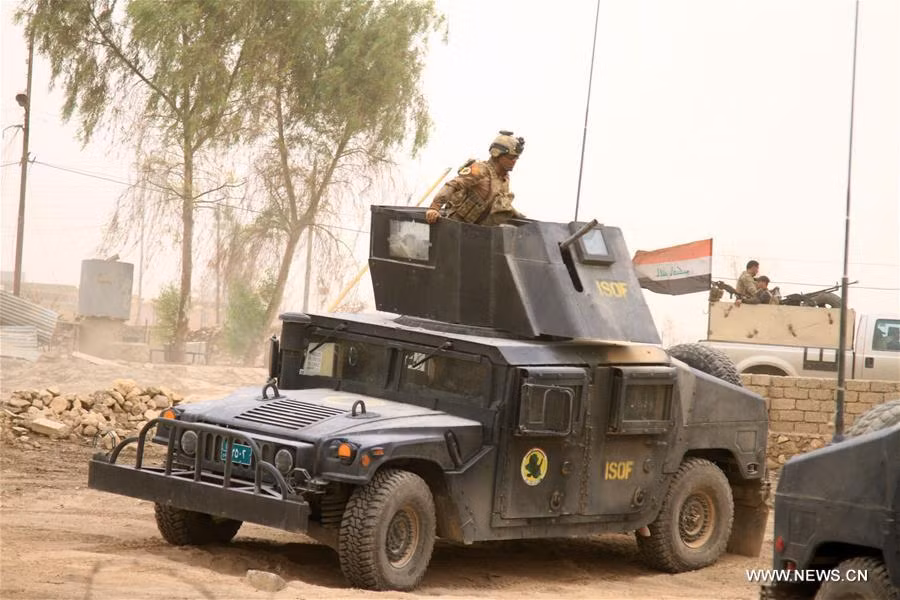 Xe quân sự của lực lượng Iraq trên đường phố quận Gogjali.