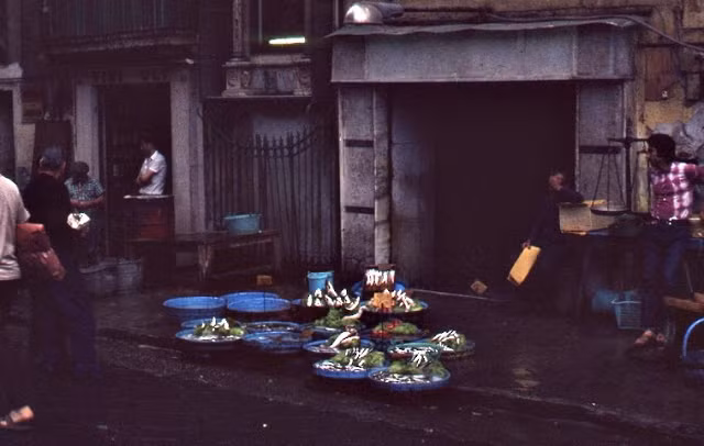 Một hàng quán bên vỉa hè ở thành phố Napoli. (Nguồn ảnh: Vintag).