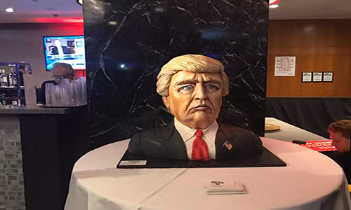 Chiếc bánh ăn mừng của ông Donald Trump trị giá 7.000 USD. Ảnh: Twitter.