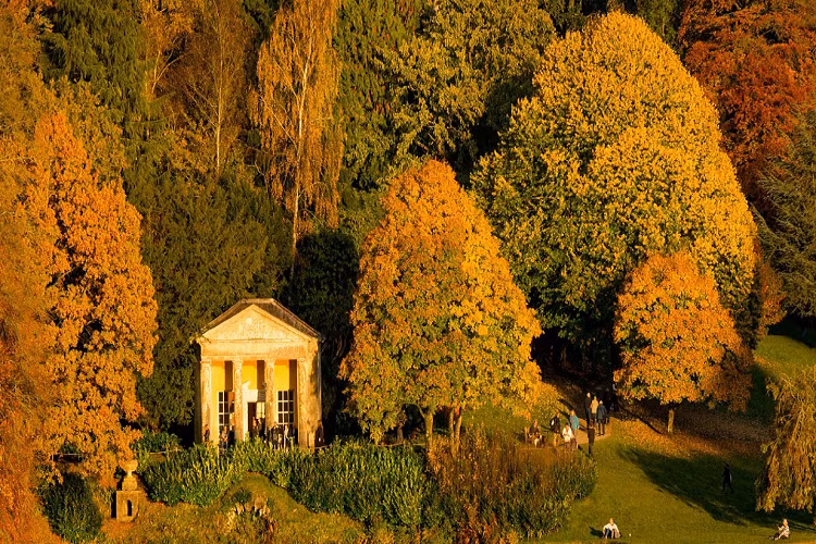 Mùa thu lá vàng ở Stourhead, Wiltshire.