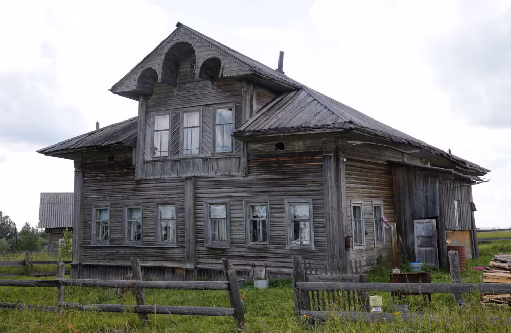 Quang cảnh bên ngoài một ngôi nhà có thiết kế khá đặc biệt ở làng Gridinskaya, vùng Arkhangelsk, ngày 12/7.