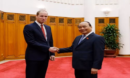 Trong chuyến thăm Việt Nam lần đầu tiên, Hoàng tử Anh William sẽ gặp các nhà lãnh đạo Việt Nam và tham dự Hội nghị quốc tế về chống buôn bán trái phép các loài động thực vật hoang dã. Trong ảnh Thủ tướng Nguyễn Xuân Phúc bắt tay Hoàng tử William tại thủ đô Hà Nội ngày 16/11. Ảnh: AP/Tran Van Minh.