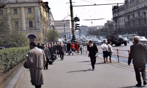 Đường phố tấp nập người qua lại và xe cộ ở Moscow.