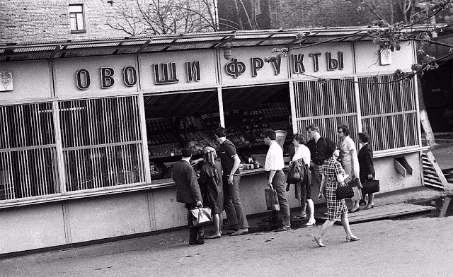 Người dân xếp hàng mua đồ tại một cửa hàng ở Moscow cách đây hàng chục năm. (Nguồn ảnh: Vintag).