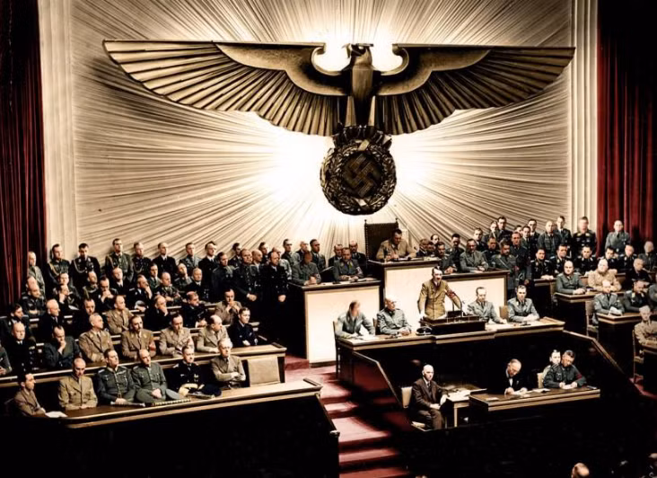 Ngày 11/12/1941, phát biểu tại tòa nhà Kroll Opera House ở Berlin (Đức), trùm phát xít Đức Adolf Hitler đã tuyên chiến với Mỹ.