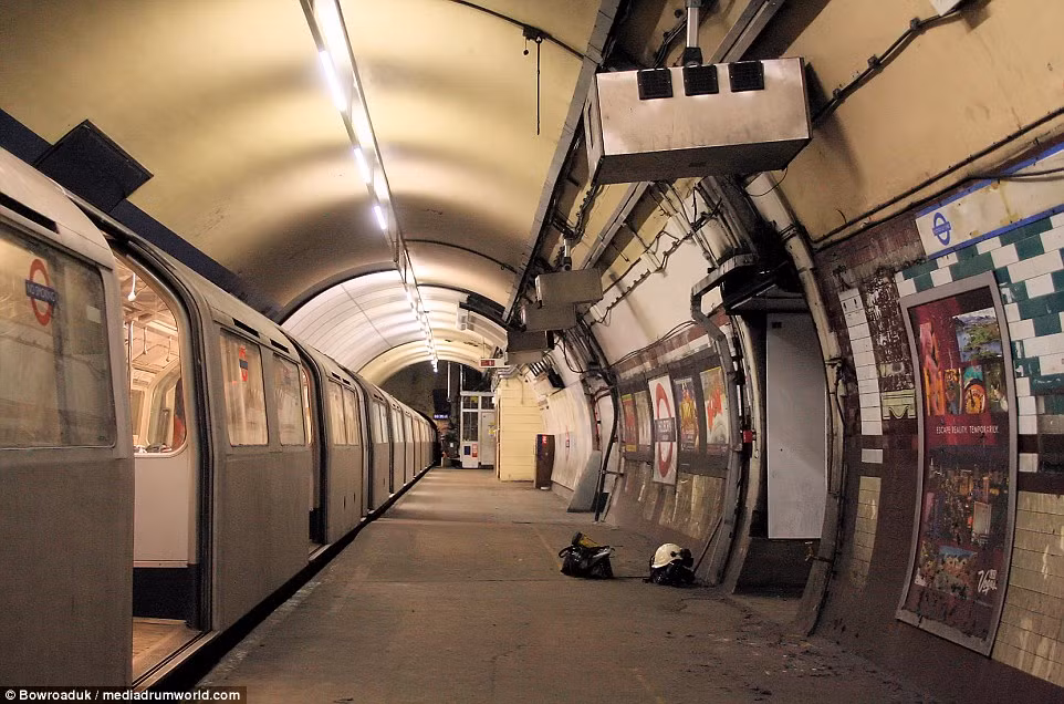 Những bức hình quảng cáo vẫn còn trong nhà ga Holborn vốn bị đóng cửa từ lâu.