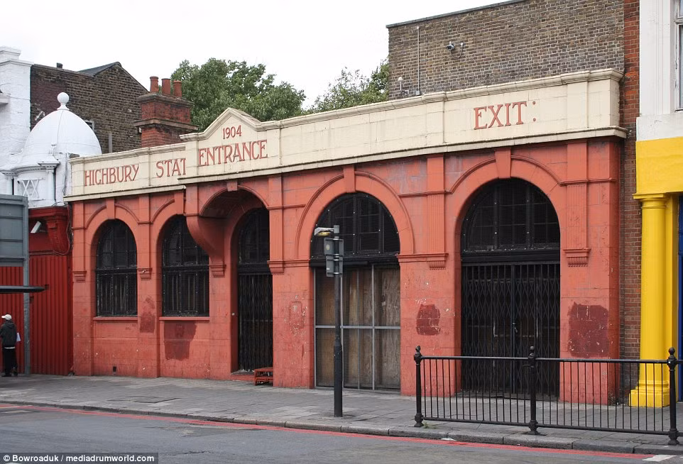 Lối vào nhà ga tàu điện ngầm Highbury &amp; Islington ở London không một bóng người.