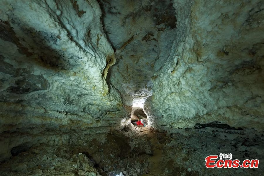 Hang động khá sâu nhìn từ trên cao.