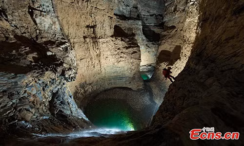 Một hồ nước trong xanh trong hang động đá vôi Shuanghe.