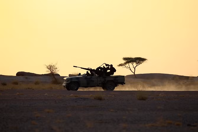 Các binh sĩ Mặt trận Polisario điều khiển xe tải chở đầy vũ khí chống tăng ở Tây Sahara.
