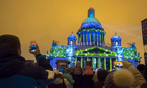 Mặt tiền của Nhà thờ chính tòa Thánh Isaac ở thành phố St. Petersburg lung linh màu sắc trong lễ hội ánh sáng 3D Mapping năm 2016.