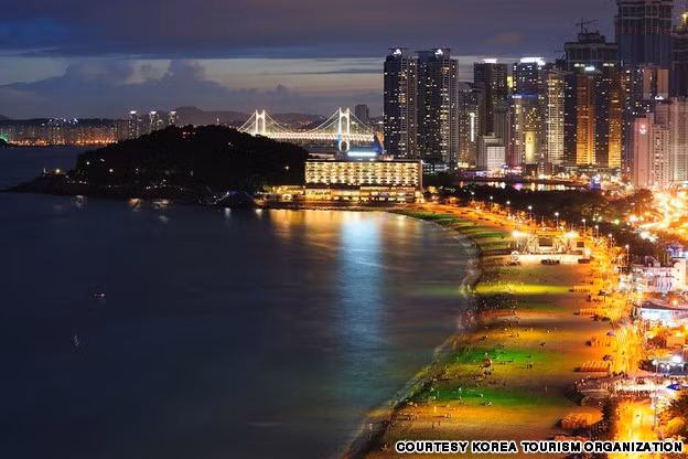 Hàng trăm nghìn du khách đổ về bãi biển Haeundae vào mùa hè.