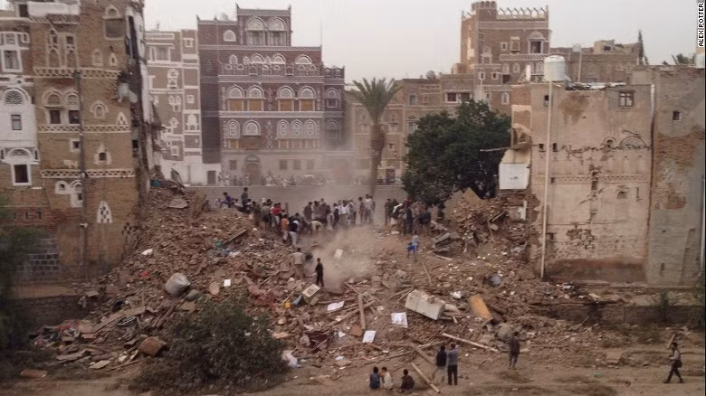 Thành phố cổ Sanaa của Yemen cũng đã bị hư hại trong nhiều vụ đánh bom tự sát cũng như các cuộc giao tranh tại quốc gia Trung Đông này. (Nguồn ảnh: CNN).