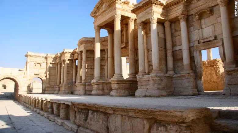 Thành phố cổ Palmyra được coi là “ốc đảo sa mạc” của Syria. Trong thời gian chiếm đóng Palmyra, phiến quân IS từng phá hủy nhiều đền thờ, bức tượng, cổ vật,...trong thành phố cổ này.