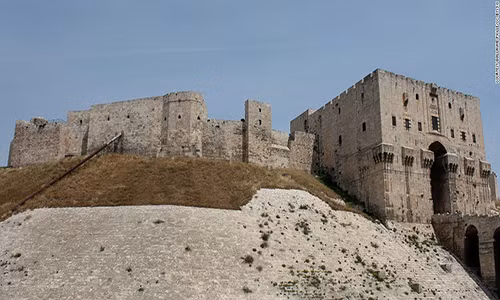 Thành cổ Aleppo là một trong những Di sản thế giới nổi tiếng nhất của Syria. Nhiều tòa nhà lịch sử trong thành cổ đã bị phá hủy. Được biết, thành cổ này được sử dụng như một căn cứ quân sự trong các cuộc giao tranh gần đây.