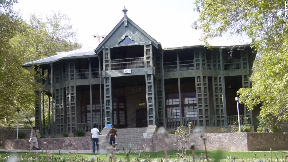 Tòa nhà gỗ 121 năm tuổi ở Pakistan bị trúng pháo vào năm 2013 và gần như bị phá hủy hoàn toàn. Một công trình mới được xây dựng tại khu vực này.