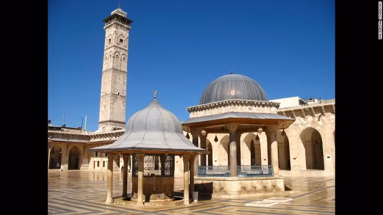 Nhà thờ Hồi giáo ở Aleppo là một trong những công trình cổ đại bị phá hủy trong cuộc nội chiến Syria năm 2013. Di sản thế giới này do triều đại Umayyad xây dựng năm 715 và nằm trong số những nhà thờ Hồi giáo lâu đời nhất thế giới.