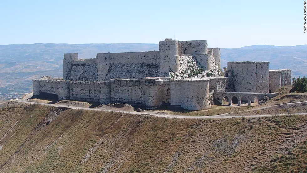 Lâu đài Crac des Chevaliers của quân đội Thập tự chinh ở Syria được xây dựng từ thế kỷ 11 và được công nhận là Di sản thế giới vào năm 2006. Những bức tường thành này của lâu đài đã bị phá hủy nghiêm trọng trong những vụ pháo kích và không kích năm 2013.