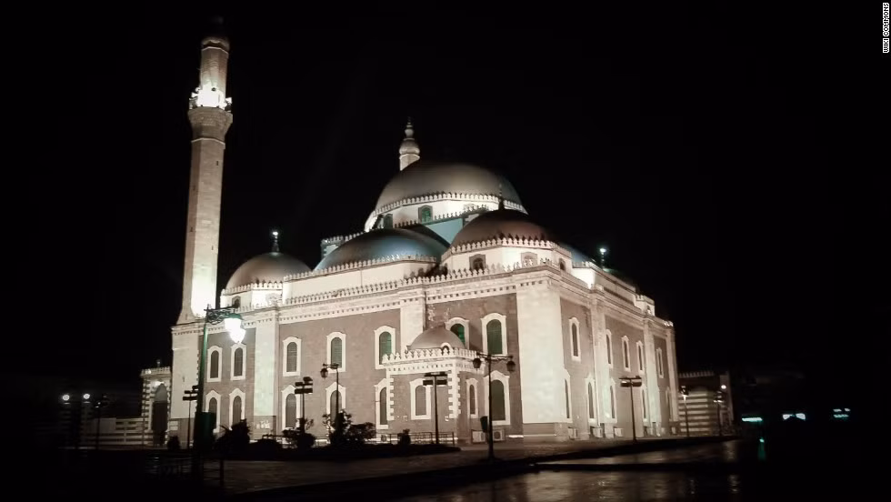 Nhà thờ Hồi giáo Khaled Ibn Walid từng là một trong những nhà thờ Hồi giáo nổi tiếng nhất Syria. Tuy nhiên, công trình kiến trúc cổ đại này đã bị phá hủy hoàn toàn và đa số nội thất bên trong bị thiêu rụi.