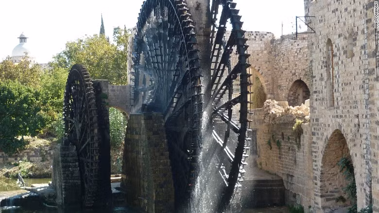 Bánh xe nước ở Hama, Syria, cũng là một trong những công trình cổ bị phá hủy trong chiến tranh. Các tay súng khủng bố đã phá hủy nhiều bánh xe trong năm 2014.