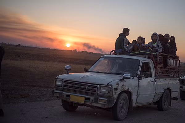 Người dân Iraq trên xe tải trên đường tiến tới một chốt kiểm soát của quân đội Iraq.